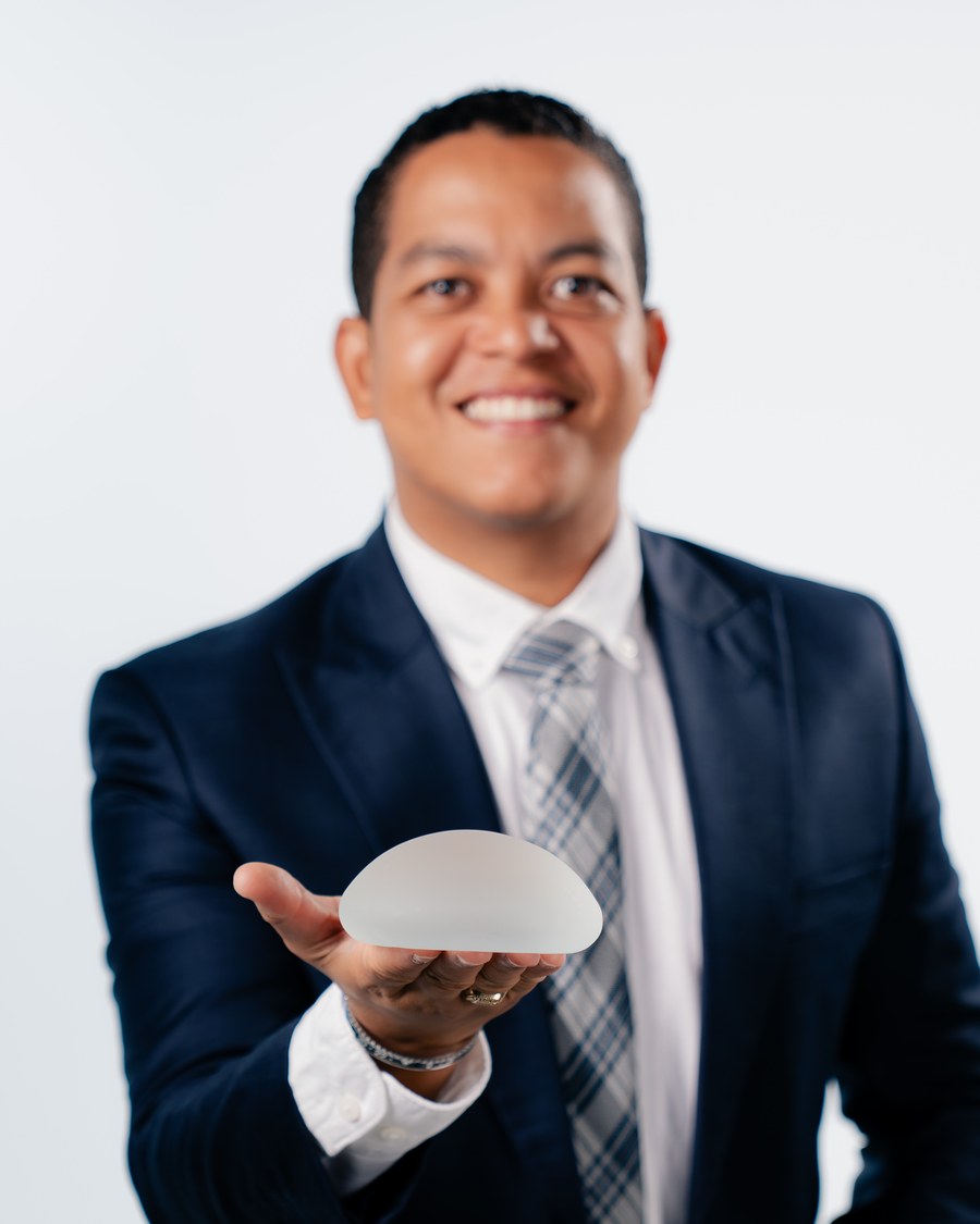 Dr. Joel Marcelino mostrando un implante mamario
