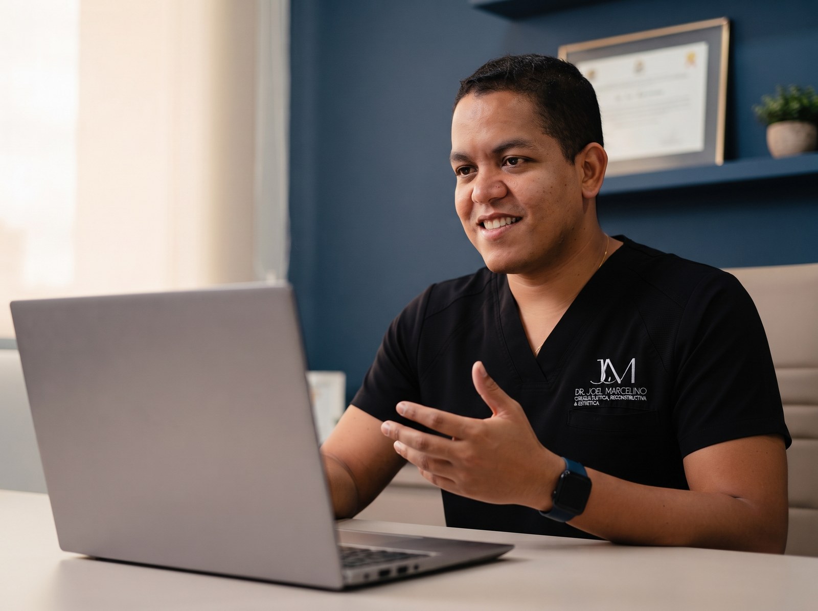 El Dr. Joel Marcelino atendiendo una valoración por videollamada