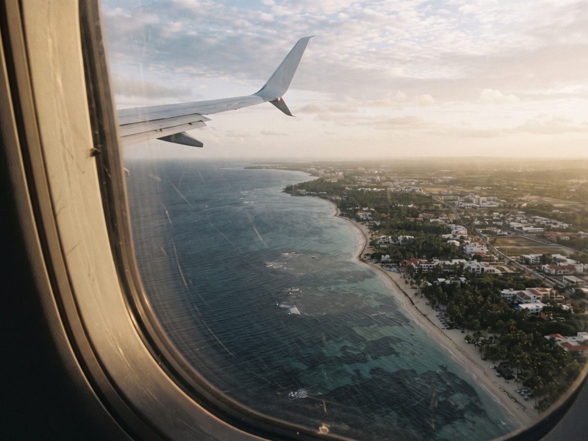 Llegada a la costa dominicana vista desde la ventanilla del avi&oacute;n